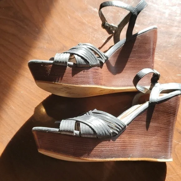 Ugg heels. - Picture 2 of 6